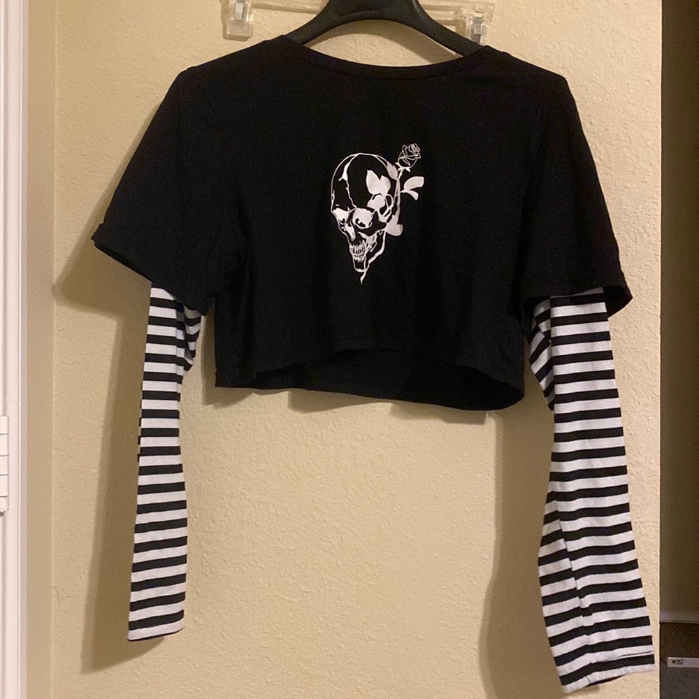 Stripped sleeve, skull crop top